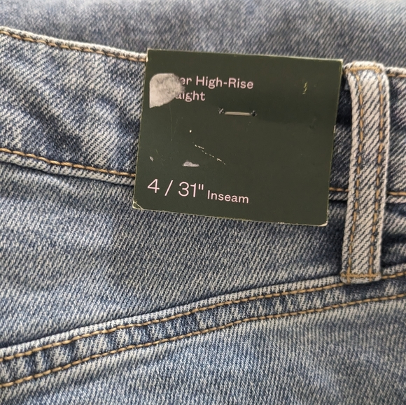 Women's Super High Rise Distressed Jean. size 4 - Picture 5 of 8